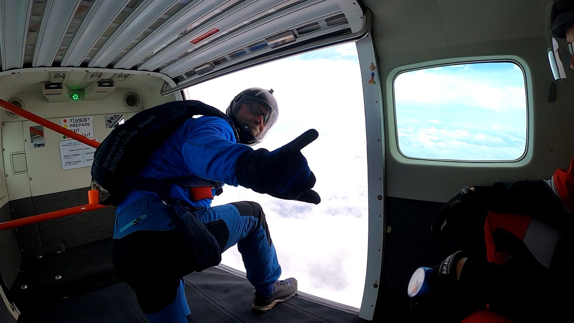 Paracaidista preparando la salida en la puerta del avión
